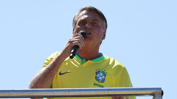Bolsonaro desafia TV Globo a entrevistá-lo ao vivo