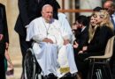 Papa Francisco ficou tão perto da morte que equipe cogitou encerrar tratamento, diz médico