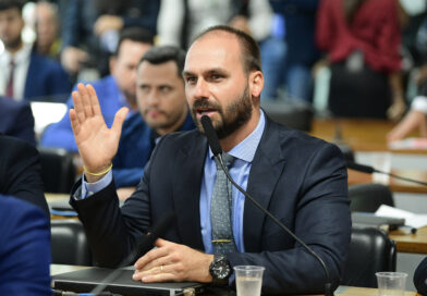 Eduardo Bolsonaro diz que abrirá mão do mandato e ficará nos EUA