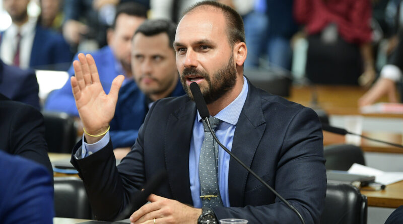 Eduardo Bolsonaro diz que abrirá mão do mandato e ficará nos EUA