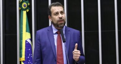 Boulos aciona PGR para investigar Tarcísio de Freitas por suposta tentativa de ajudar Bolsonaro a fugir Boulos aciona PGR para investigar Tarcísio de Freitas por suposta tentativa de ajudar Bolsonaro a fugir