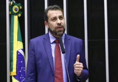 Boulos aciona PGR para investigar Tarcísio de Freitas por suposta tentativa de ajudar Bolsonaro a fugir