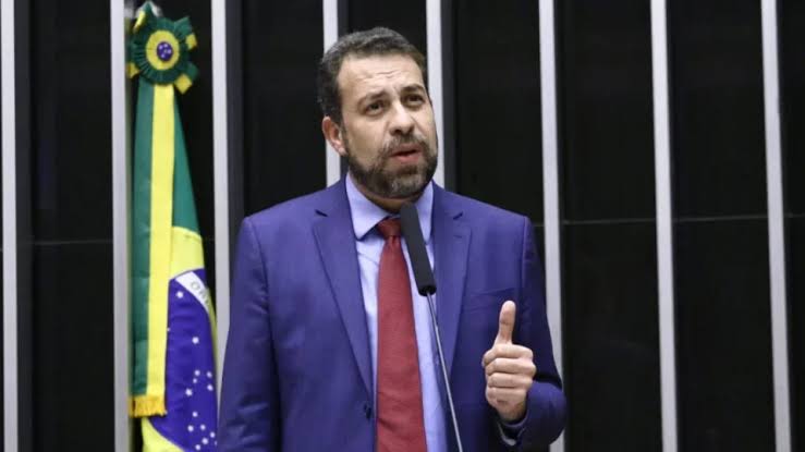 Boulos aciona PGR para investigar Tarcísio de Freitas por suposta tentativa de ajudar Bolsonaro a fugir