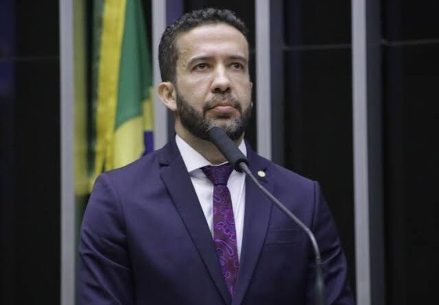 Conselho de Ética aprova suspensão de André Janones por três meses
