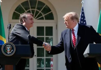 Pelo 2º dia consecutivo, Trump defende Bolsonaro e critica o Brasil
