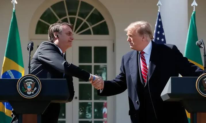 Pelo 2º dia consecutivo, Trump defende Bolsonaro e critica o Brasil