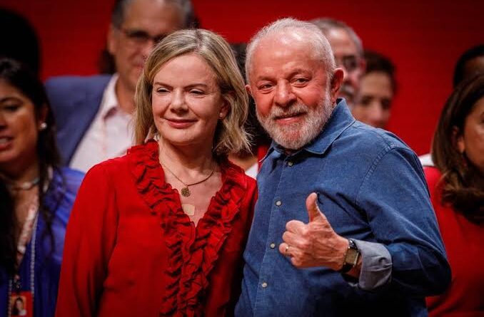 Gleisi Hoffmann articula para evitar veto de Lula ao aumento de vagas na Câmara