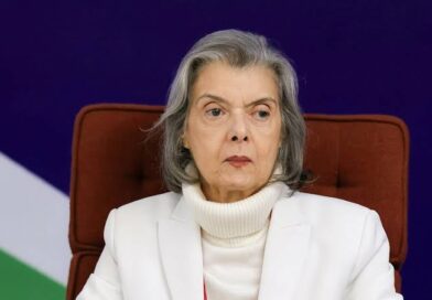 Senadores protocolam pedido de impeachment de Cármen Lúcia