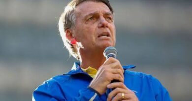 Bolsonaro relata alerta de médico sobre risco em nova cirurgia Bolsonaro relata alerta de médico sobre risco em nova cirurgia