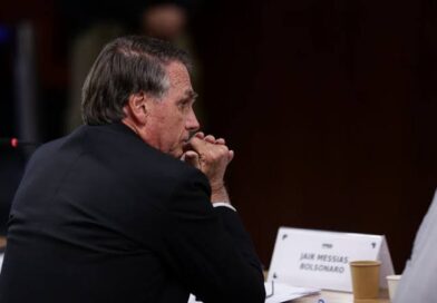 VÍDEO: Bolsonaro se emociona durante homenagem no Senado; assista