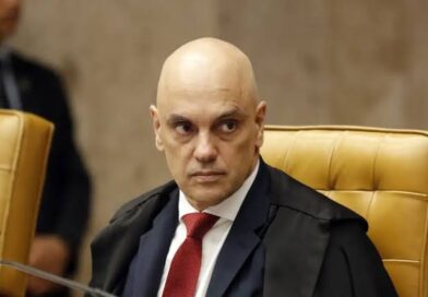 Moraes diz que Jair Bolsonaro confessou extorsão contra Justiça brasileira