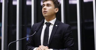 Nikolas Ferreira critica STF e diz que Brasil não vive democracia Nikolas Ferreira critica STF e diz que Brasil não vive democracia