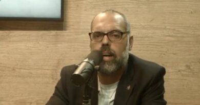 “Bolsonaro tem que ir para a embaixada dos EUA”, diz Allan dos Santos “Bolsonaro tem que ir para a embaixada dos EUA”, diz Allan dos Santos