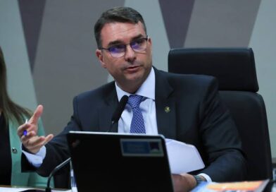 Flávio Bolsonaro pede que autoridades italianas apoiem Carla Zambelli