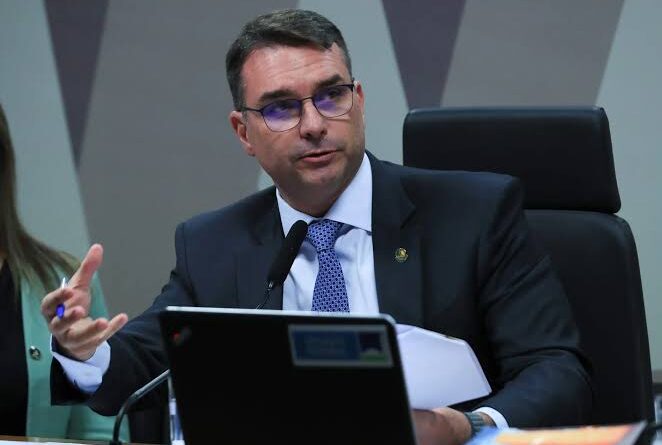 Flávio Bolsonaro pede que autoridades italianas apoiem Carla Zambelli