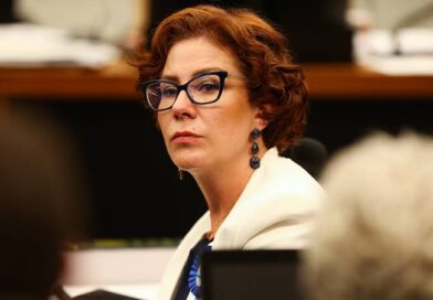 Zambelli seguirá presa na Itália; deputada passa mal em audiência