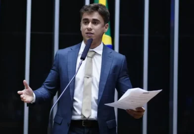 Nikolas se manifesta sobre bandeira dos EUA presente no 7 de Setembro