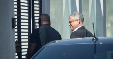 Bolsonaro recebe advogado em casa um dia após condenação no STF