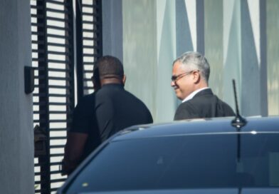Bolsonaro recebe advogado em casa um dia após condenação no STF