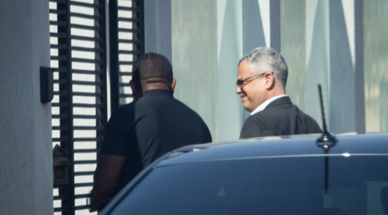 Bolsonaro recebe advogado em casa um dia após condenação no STF