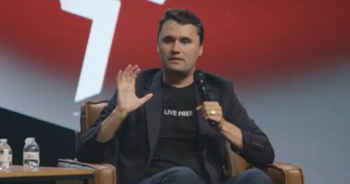 Emissora demite comentarista após fala polêmica sobre Kirk