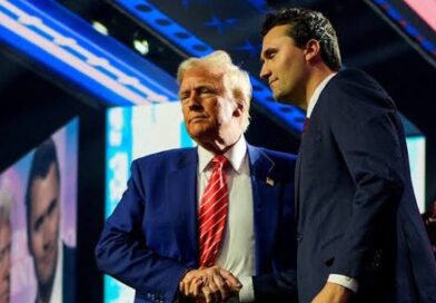 Morre Charlie Kirk após ser baleado em evento nos EUA