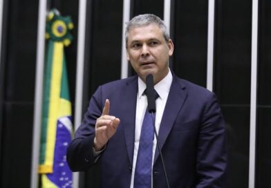 Hugo Motta garantiu que proposta de anistia não será votada durante julgamento no STF, diz Lindbergh Farias