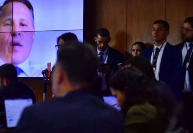 Após fala de Tagliaferro, oposição pede suspensão de julgamento