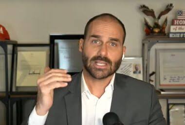 Eduardo Bolsonaro elogia fala de Tarcísio em ato na Paulista
