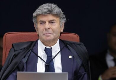 AO VIVO: Com voto de Luiz Fux, julgamento de Bolsonaro é retomado no STF