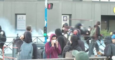 França enfrenta onda de protestos em meio a crise política França enfrenta onda de protestos em meio a crise política