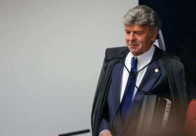 Fux diverge de Moraes e vota para absolver Bolsonaro de todos os crimes