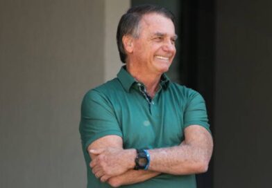 Vídeo: Bolsonaro acena do jardim de casa após absolvição de Fux no STF
