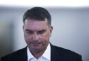 Flávio Bolsonaro se pronuncia sobre condenação do pai