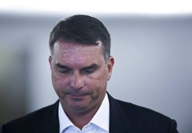 Flávio Bolsonaro se pronuncia sobre condenação do pai