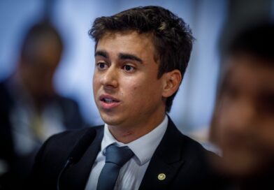 Nikolas reage após Moraes questionar uso de celular junto a Bolsonaro Nikolas reage após Moraes questionar uso de celular junto a Bolsonaro