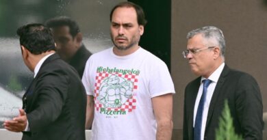 Bolsonaro teve ‘crise acentuada’ de soluços na prisão, diz Carlos