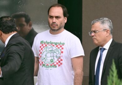 Bolsonaro teve ‘crise acentuada’ de soluços na prisão, diz Carlos