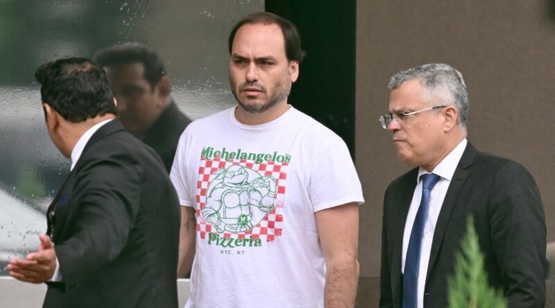 Bolsonaro teve ‘crise acentuada’ de soluços na prisão, diz Carlos