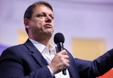 Tarcísio elogia Bolsonaro e diz: “Vamos tirar o Brasil do PT”