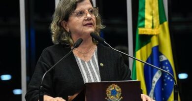 Senadora do PT cai, bate a cabeça e sessão é interrompida Senadora do PT cai, bate a cabeça e sessão é interrompida