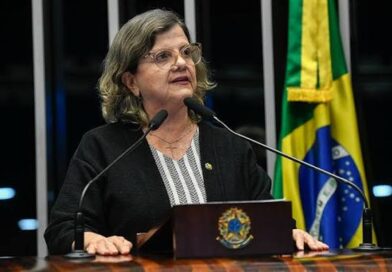 Senadora do PT cai, bate a cabeça e sessão é interrompida Senadora do PT cai, bate a cabeça e sessão é interrompida