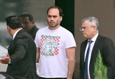 Confira o que disse Carlos Bolsonaro após visitar o pai na PF Confira o que disse Carlos Bolsonaro após visitar o pai na PF