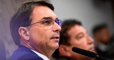 Flávio explica suspensão de salário de Bolsonaro no PL