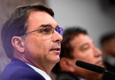 Flávio explica suspensão de salário de Bolsonaro no PL