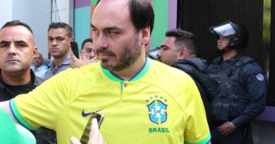 Confira a reação Carlos Bolsonaro após PGR defender prisão domiciliar para General Heleno