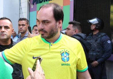 Confira a reação Carlos Bolsonaro após PGR defender prisão domiciliar para General Heleno
