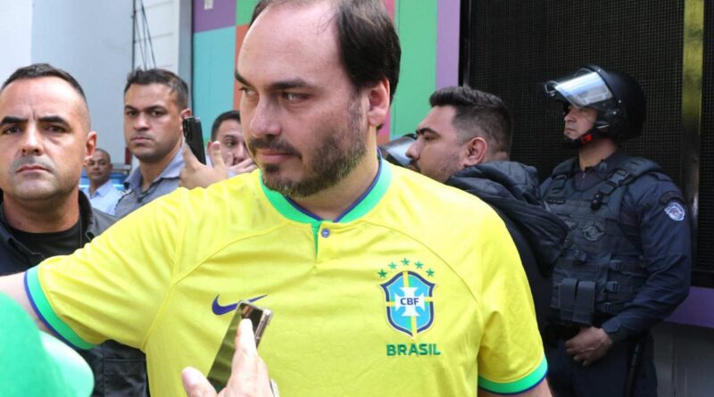 Confira a reação Carlos Bolsonaro após PGR defender prisão domiciliar para General Heleno