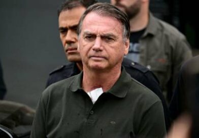 Boletim médico informa que Bolsonaro está apto para cirurgia marcada para o Natal
