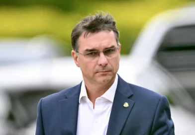 Confira reação de Flávio Bolsonaro após ser escolhido pelo pai para disputar a Presidência em 2026 Confira reação de Flávio Bolsonaro após ser escolhido pelo pai para disputar a Presidência em 2026